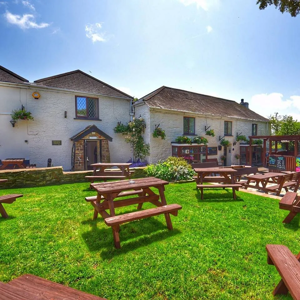 The front garden and children's play area at The Tavern Inn